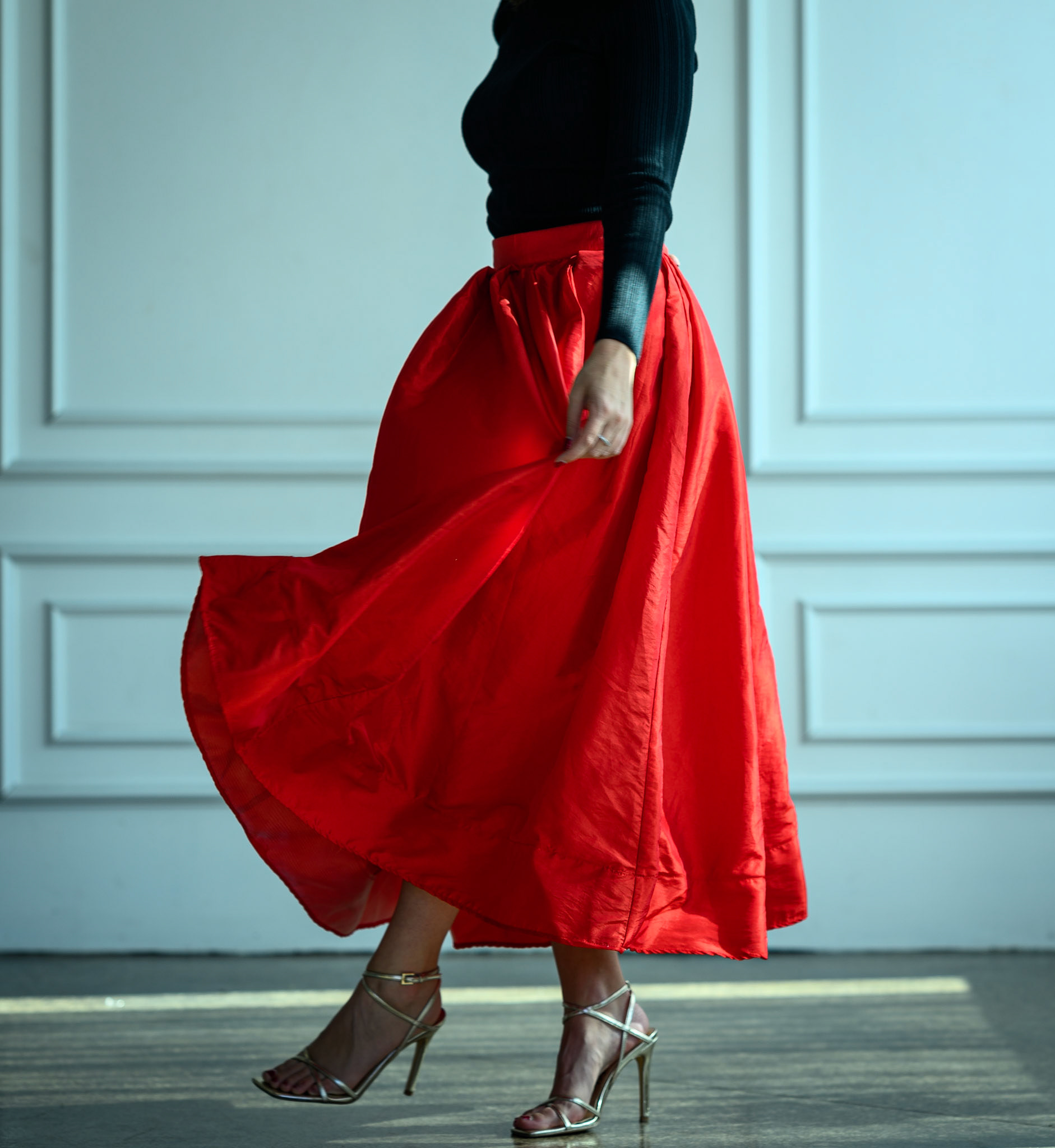 woman_in_red_skirt_0880.jpg
